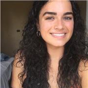 Profesora de varias materias imparte clases a niños, niñas y adolescentes